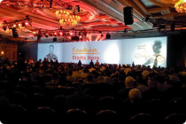 As informações da keynote foram projetados num ecrã de 30 metros de comprimento.