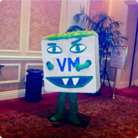 "Senhor VM", a mascote de VMware, estando também presente.