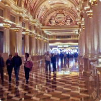O casino não poupa nas douradura e nas decorações.